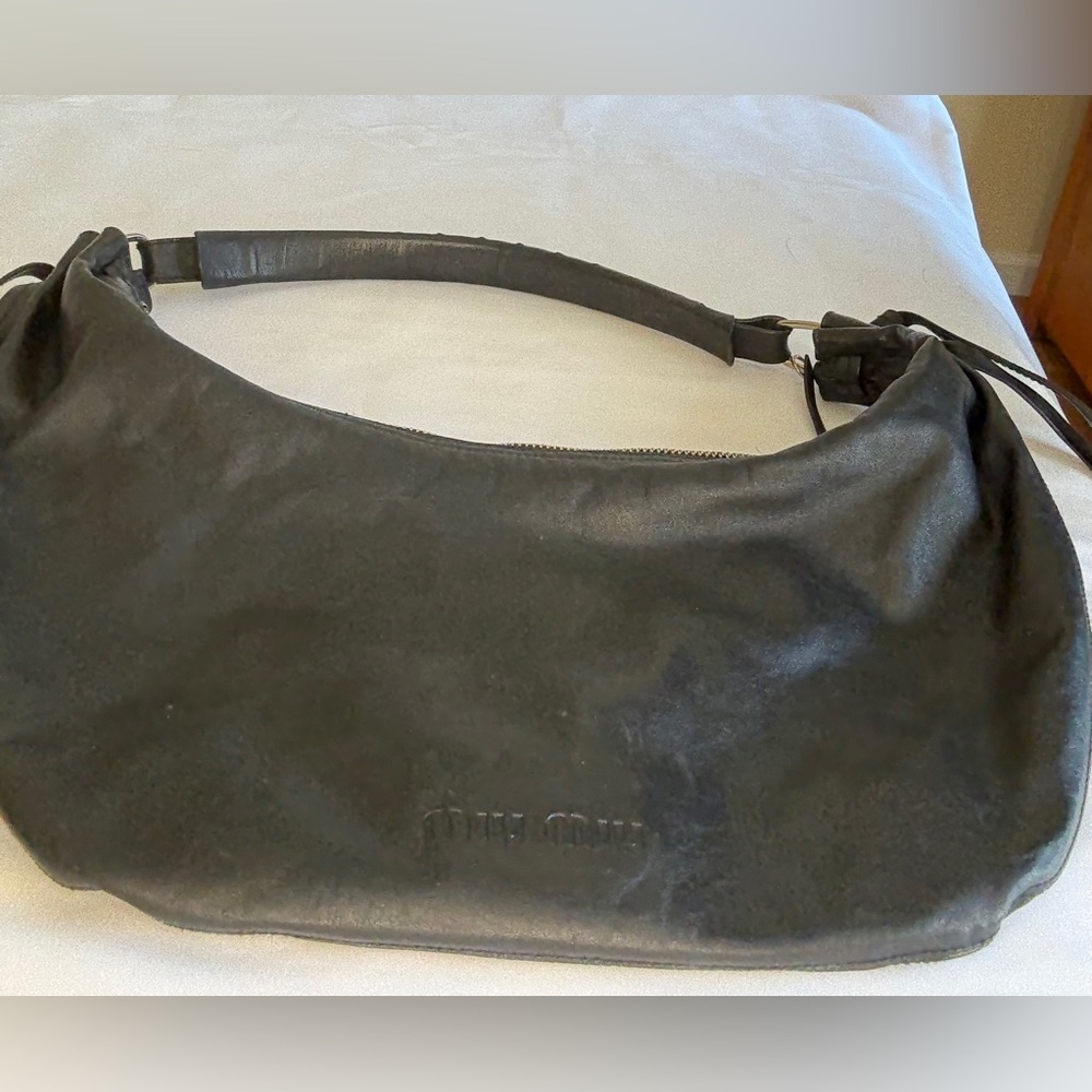 EUC-MIU MIU black leather shoulder bag.